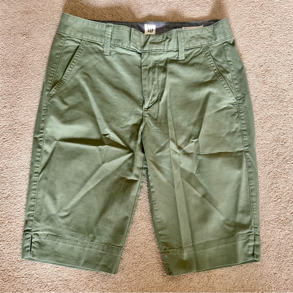 Gap Bermuda shorts for women. Size: 0. Like new condition. Colour: military